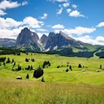 Unser Blick schweift über die Almwiesen zum Sellastock und zur Langkofelgruppe