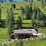 Inmitten grüner Wiesen liegt die Ochsenhütte
