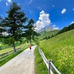 Im sanften Anstieg führt der Wanderweg zur Vaciara Hütte