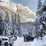 Die Rodelwanderung zur Glatsch Alm beginnt in Zans