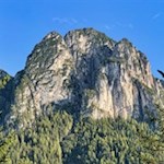 La possente Croda del Maglio si erge accanto a noi