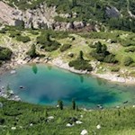 Der blaugrün schimmernde Lagazuoi-See