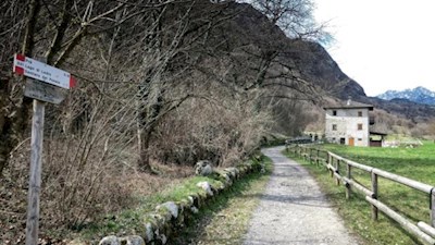 Sanft schlängelt sich der Radweg durch die friedvolle Landschaft nach Pré
