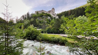 Burg Taufers am Eingang ins Ahrntal