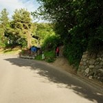 Von der Lüsner Straße zweigt der Wanderweg Nr. 6 ab