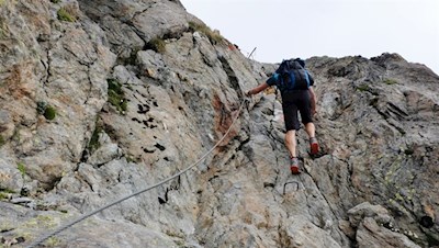 Funi metalliche sul sentiero verso il rifugio Bicchiere