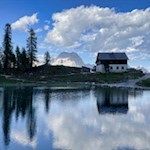 Malerisch-spiegelt-sich-die-Croda-da-Lago-Hütte-im-Lago-Federa