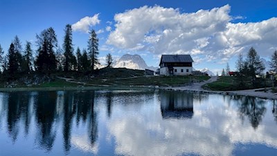Malerisch spiegelt sich die Croda da Lago Hütte im Lago Federa