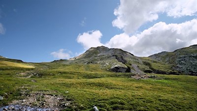 Durch saftige Weidewiesen in Richtung Latzfonser Kreuz