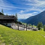 Die Hofstatt Alm ist in idyllische Wiesen gebettet