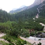 Dietro il ponte di legno il sentiero diventa gradualmente più ripido