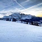 Blick von der Masarè Hütte auf den Latemar und die Siedlung Karersee