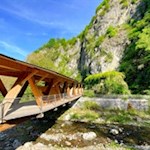 Über eine Holzbrücke in den Ing.-Luis-Zuegg-Park