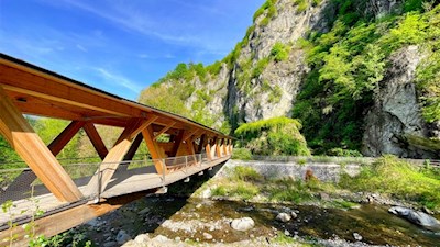 Über eine Holzbrücke in den Ing.-Luis-Zuegg-Park