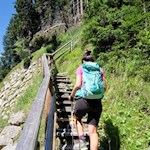 Vom breiten Weg Nr. 52 zweigt schließlich der schmale Waldsteig ab