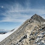 Der-3-509-m-hohe-Hochfeiler-wird-von-einer-schneeweißen-Gletscherwelt-umgeben