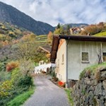 Die Wanderung nach Barbian führt an verstreuten Häusern und Höfen vorbei