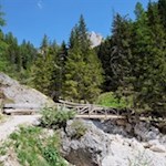 Holzbrücken geleiten trockenen Fußes über den Angelbach