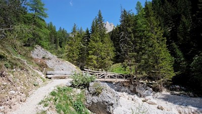 Holzbrücken geleiten trockenen Fußes über den Angelbach