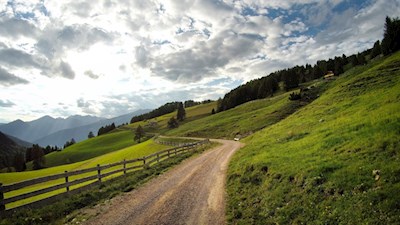 Auf dem breiten Wanderweg Nr. 7 zur Getrumalm