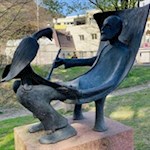 Am Eisackufer erinnert eine Skulptur an Alexander Koester und seine berühmten Entenbilder