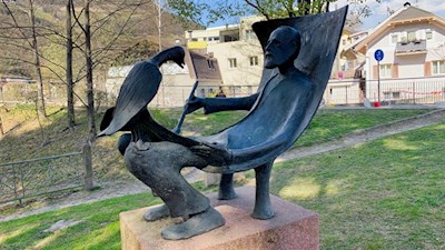 Am Eisackufer erinnert eine Skulptur an Alexander Koester und seine berühmten Entenbilder