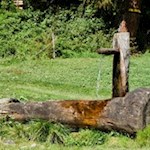 Längs des Weges lädt ein Brunnen zur erquickenden Erfrischung ein