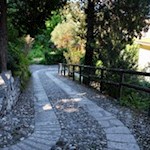 In zahlreichen Serpentinen windet sich der Pflasterweg von Riva zur Bastione