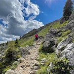 Zuletzt steigt der Weg durch felsdurchsetzte Wiesen zur Pederiva Hütte an