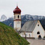 Die Kirche von St. Peter mit dem formschönen Zwiebelturm