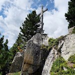 Der Kellerkopf wird von einem zierlichen Gipfelkreuz geschmückt