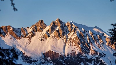 Ausblick auf die schneeverhangenen Telfer Weißen