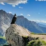 Christomannos Denkmal vor der Kulisse des Latemar