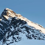 Hinter der Kalcheralm erhebt sich die spitz zulaufende Jaufenspitze