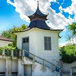 Einer der orientalisch angehauchten Ecktürme