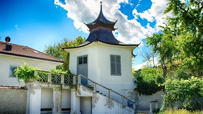 Einer der orientalisch angehauchten Ecktürme