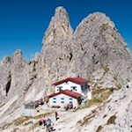 Il-rifugio-Fonda-Savio-ai-piedi-della-Torre-Wundt