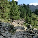 Der Höhenweg quert sanfte Geröllhänge