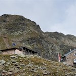 Die gemütliche Flaggerschartenhütte ist auch unter dem Namen Marburger Hütte bekannt