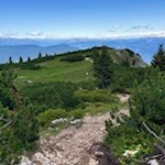 Über das flache Gipfelplateau auf den Roen