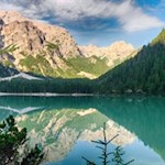 Der Pragser Wildsee ist berühmt für sein wechselndes Farbenspiel