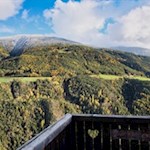 Aussichtsplattform mit Blick auf die Lüsner Alm