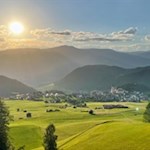 Auf dem Rückweg öffnen sich malerische Ausblicke auf Kastelruth