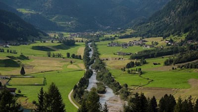 Neben der Knappenkirche St. Magdalena entfaltet sich ein malerischer Ausblick
