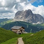 Die Steviahütte vor der malerischen Kulisse des Langkofel