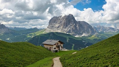Die Steviahütte vor der malerischen Kulisse des Langkofel