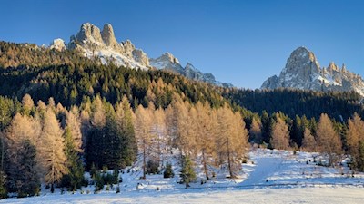 Auf dem Weg zum Karersee öffnen sich schöne Ausblicke auf den Latemar