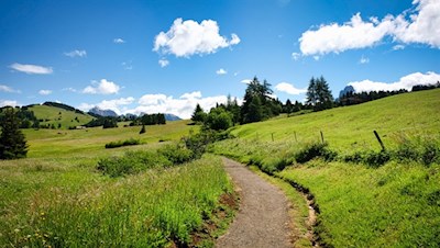 Von Compatsch folgt man zunächst dem Weg Nr. 30 
