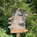 Vom Spazierweg zweigt der Waldweg Nr. 7 zum Wildbad Innichen ab
