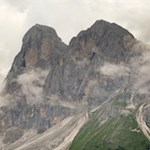 Nahezu mystisch präsentiert sich der Peitlerkofel an wolkenverhangenen Tagen